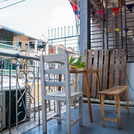 Sacred Lotus - Vegan Cafe X Hostel بنوم بنه المظهر الخارجي الصورة