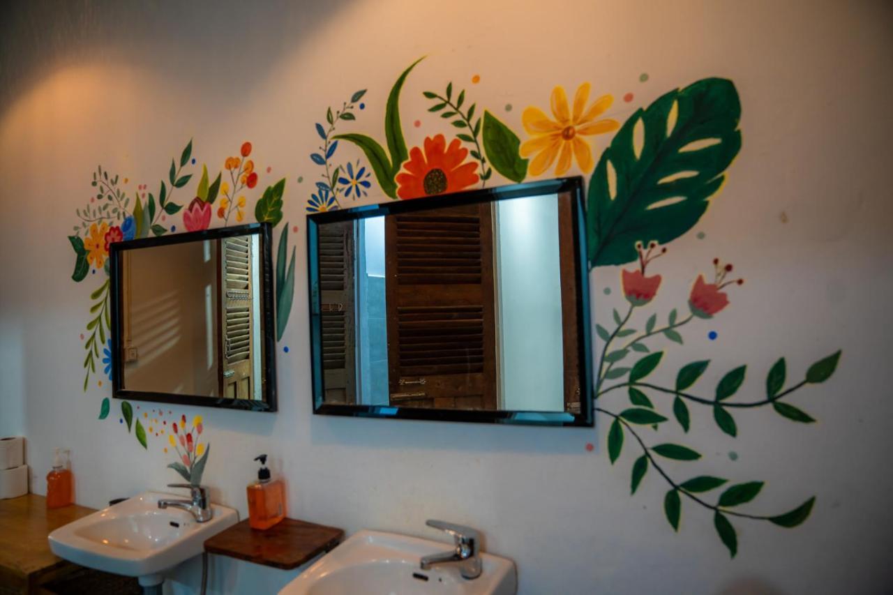 Sacred Lotus - Vegan Cafe X Hostel بنوم بنه المظهر الخارجي الصورة