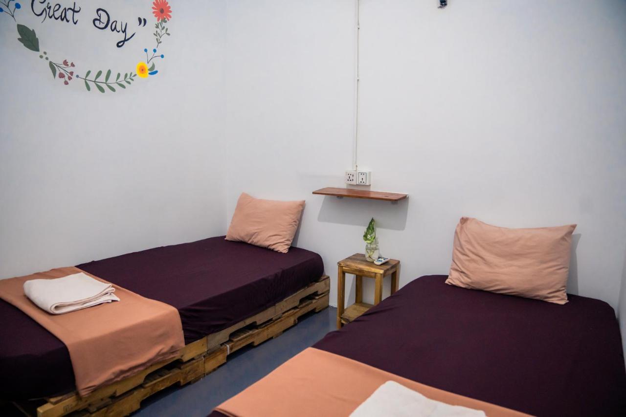 Sacred Lotus - Vegan Cafe X Hostel بنوم بنه المظهر الخارجي الصورة