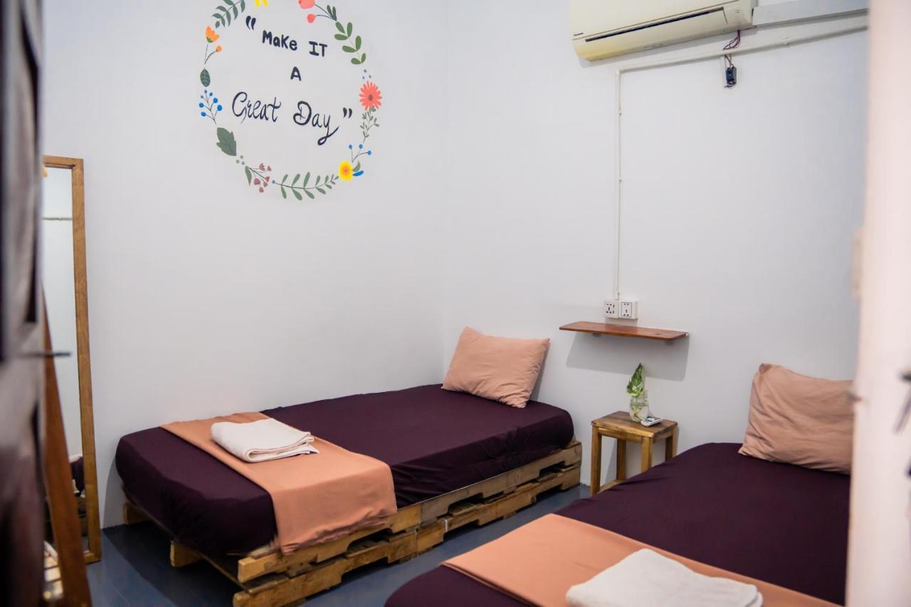 Sacred Lotus - Vegan Cafe X Hostel بنوم بنه المظهر الخارجي الصورة