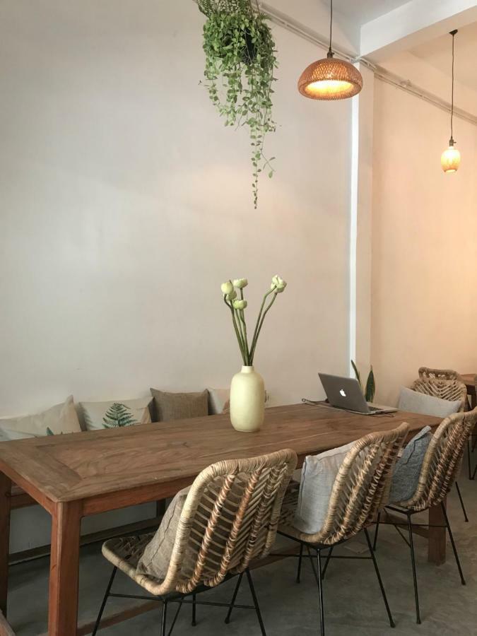 Sacred Lotus - Vegan Cafe X Hostel بنوم بنه المظهر الخارجي الصورة