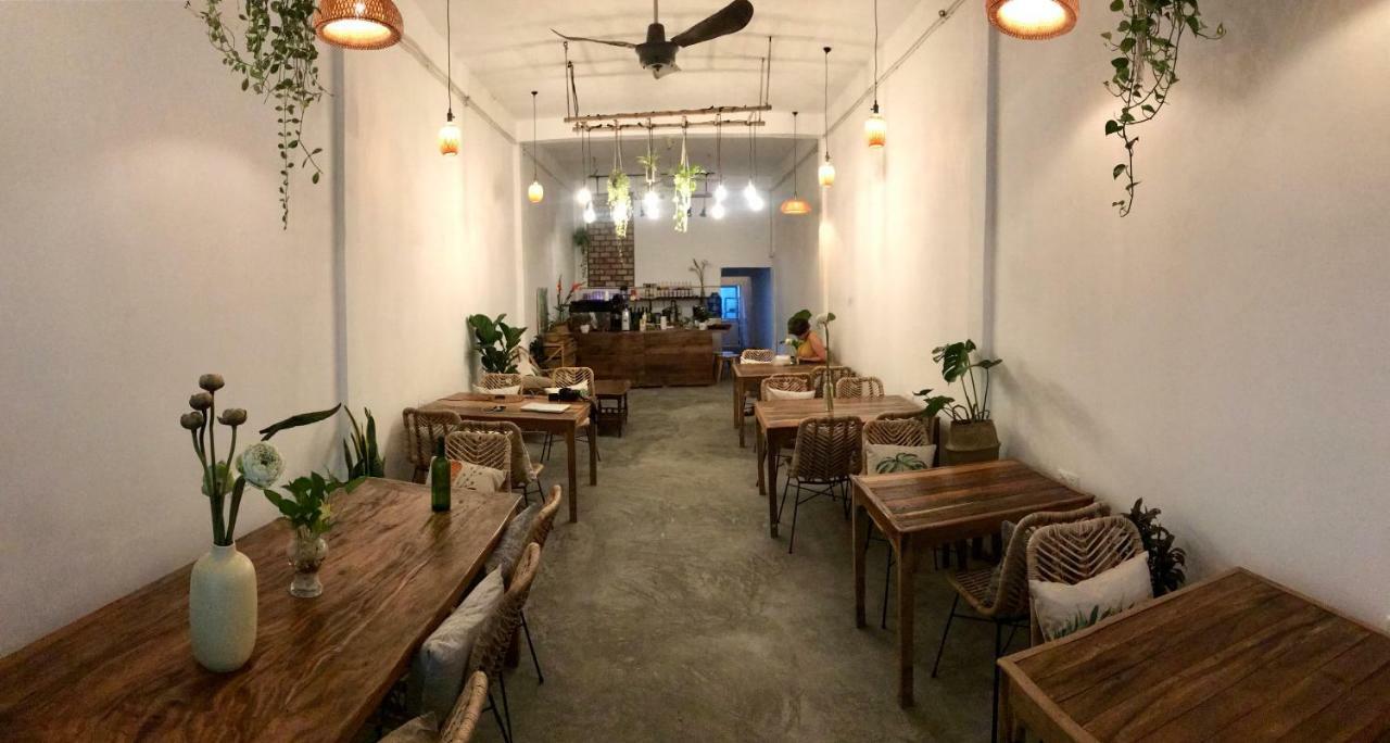 Sacred Lotus - Vegan Cafe X Hostel بنوم بنه المظهر الخارجي الصورة