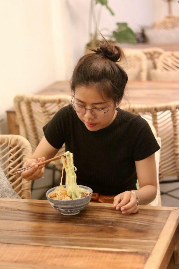 Sacred Lotus - Vegan Cafe X Hostel بنوم بنه المظهر الخارجي الصورة