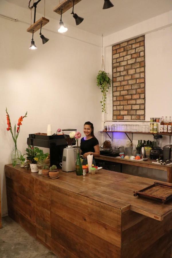 Sacred Lotus - Vegan Cafe X Hostel بنوم بنه المظهر الخارجي الصورة