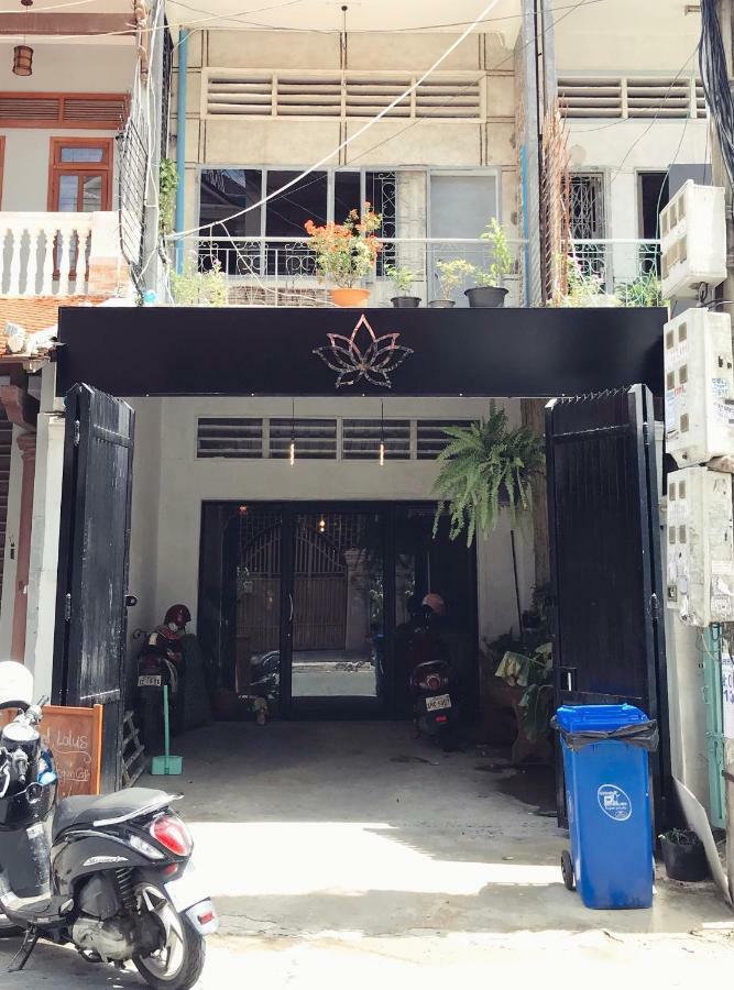 Sacred Lotus - Vegan Cafe X Hostel بنوم بنه المظهر الخارجي الصورة